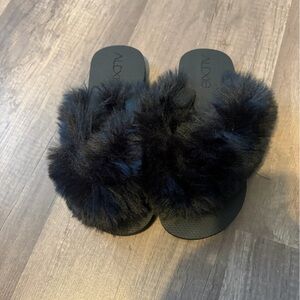 NWOT  Alexis Women Black Faux Fur Thong  Flip Flops SZ 37/38